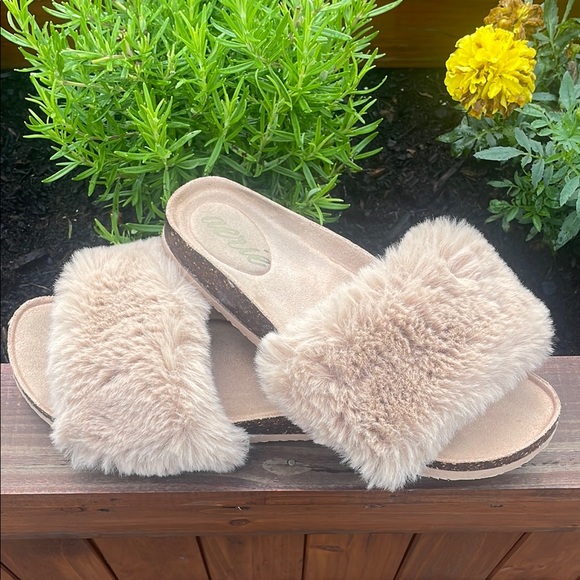 aerie Shoes - Aerie Cream Plush Slide Sandals